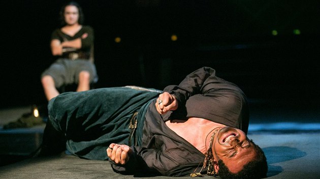 Milan Nmec jako Othello hraje tuto shakespearovskou postavu i ve spotu Jana Musila.