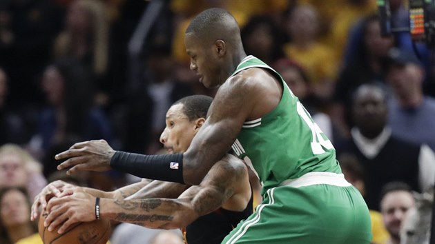 Terry Rozier (v zelenm) z Bostonu v souboji o m skoil na George Hilla z Clevelandu.