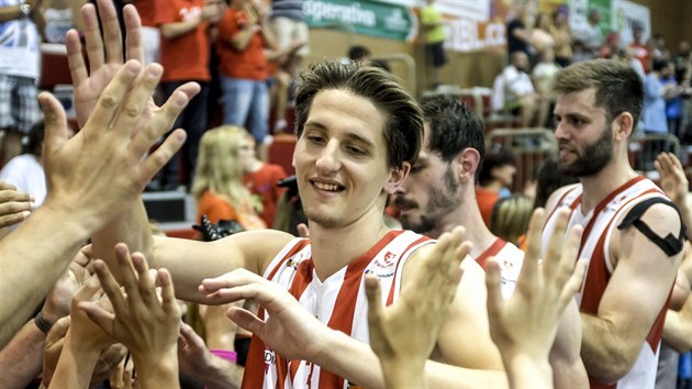 Pardubit basketbalist oslavuj s fanouky ligov bronz. V poped Josef Potoek.