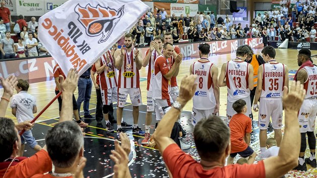 Pardubit basketbalist oslavuj s fanouky ligov bronz.