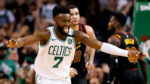 Jaylen Brown z Bostonu se raduje z trojky, sleduje ho Larry Nance Jr. z Clevelandu.