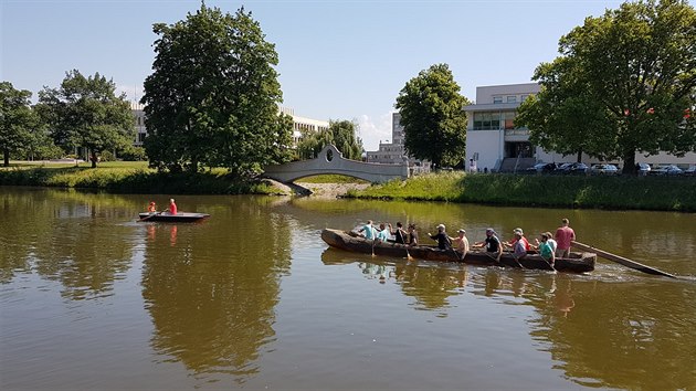 Nadenci v Hradci Krlov trnuj plavbu v dlabanm lunu na expedici v Egejskm moi (26.5.2018).