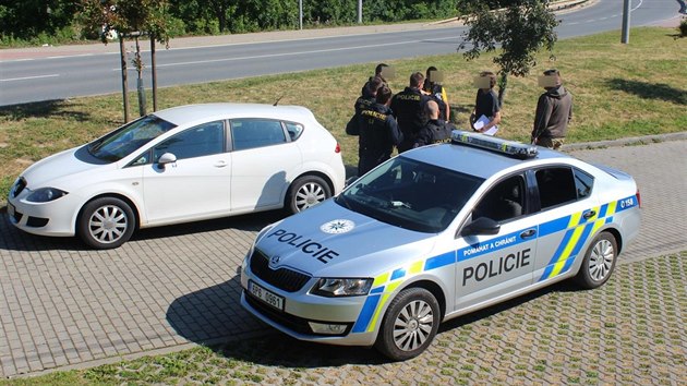 Zdrogovan mu pepadl v pondl dopoledne v kavrn enu s dttem. Po toku utekl, policist jej ale zhy dopadli.