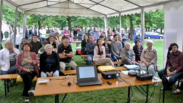 Zstupci Slovan a ateliru re:architekti debatovali s obyvateli ohledn revitalizace Jirskova nmst. (17. 5. 2018)