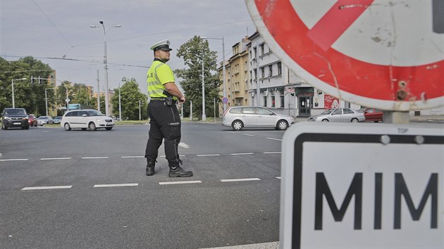 Runou kiovatku Rokycansk tdy s Masarykovou a Dlouhou ulic v Plzni d dopravn policist. idii je zde potkaj a do nedle. (23. 5. 2018)