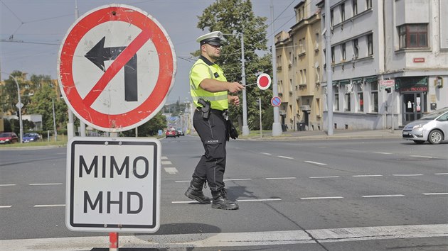 Runou kiovatku Rokycansk tdy s Masarykovou a Dlouhou ulic v Plzni d dopravn policist. idii je zde potkaj a do nedle. (23. 5. 2018)