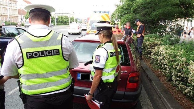 Auto srazilo v centru Plzn dv dti. Sourozenci pravdpodobn vstoupili do silnice na ervenou.