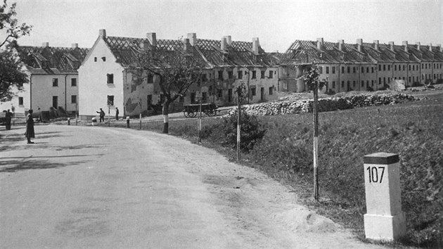 Pi nletu ze 14. kvtna 1943 zniila bomba dm v horn ad nov nmeck dlnick kolonie, lidov nazvan Mal Berln. Tlakov vlny dalch exploz vytloukly okna a smetly sten taky.