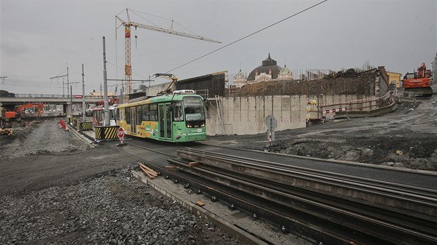 Kvli prci na vstavb ochrannho rmu nad trat nebudou jezdit tramvaje kolem hlavnho vlakovho ndra v Plzni. Vluka potrv pes vkend. (24. 5. 2018)