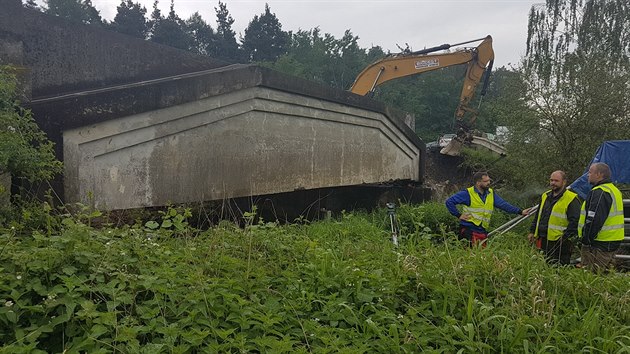 Most z roku 1923 mezi Holovem a Stakovem na Domalicku ek demolice. Silnii zkouej, zda vydr extrmn zaten. (25. 5. 2018)