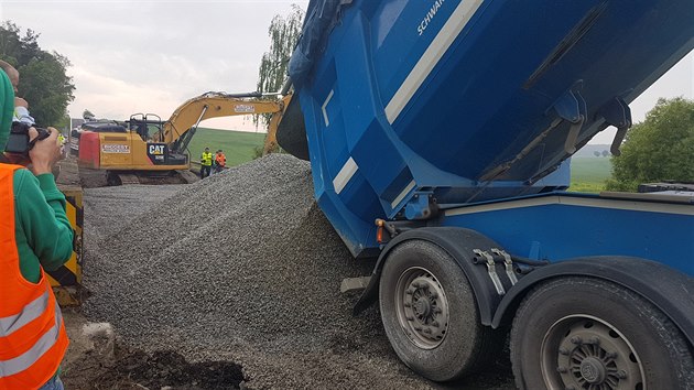 Most z roku 1923 mezi Holovem a Stakovem na Domalicku ek demolice. Silnii zkouej, zda vydr extrmn zaten. (25. 5. 2018)