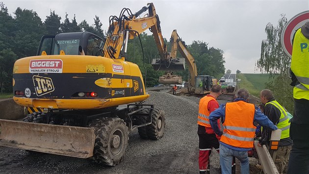 Most z roku 1923 mezi Holovem a Stakovem na Domalicku ek demolice. Silnii zkouej, zda vydr extrmn zaten. (25. 5. 2018)