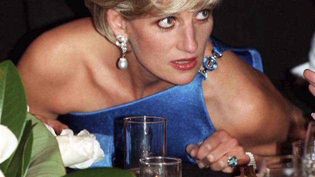 Princezna Diana na charitativn veei v Austrlii. Na ruce m prsten s akvamarnem (Sydney, 31. jna 1996).