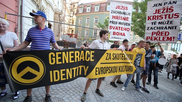 Uvedení kontroverzní hry, v níž Ježíš znásilňuje muslimku, provázela řada protestů. (26.5.2018)