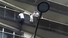 Mamoudou Gassama vyšplhal po fasádě domu do čtvrtého patra, kde zachránil malé... Mamoudou Gassama vyšplhal po fasádě domu do čtvrtého patra, kde zachránil malé...