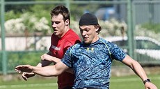 Zatímco s kopacím míčem si Vojtěch Tomeček (vpravo) na startu letní přípravy... Zatímco s kopacím míčem si Vojtěch Tomeček (vpravo) na startu letní přípravy...
