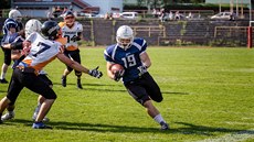 Runningback ostravských Steelers Jan Musil s míčem v ruce uniká soupeřům. Runningback ostravských Steelers Jan Musil s míčem v ruce uniká soupeřům.