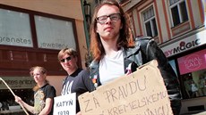 Štěpán Hýsek (vpravo) organizoval protestní akci proti květnovému pochodu... Štěpán Hýsek (vpravo) organizoval protestní akci proti květnovému pochodu...