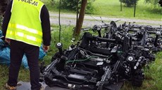 Policisté v Polsku objevili díly z více než stovky kradených aut. Mimo jiné... Policisté v Polsku objevili díly z více než stovky kradených aut. Mimo jiné...