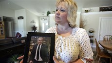 Laurie Holtová ukazuje fotografii svého syna, který byl v roce 2016 uvězněn ve... Laurie Holtová ukazuje fotografii svého syna, který byl v roce 2016 uvězněn ve...
