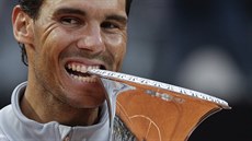 panlský tenista Rafael Nadal koue do trofeje, kterou vyhrál na turnaj v ím.