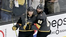 William Karlsson a Alex Tuch z týmu Vegas Golden Knights se radují z gólu. William Karlsson a Alex Tuch z týmu Vegas Golden Knights se radují z gólu.