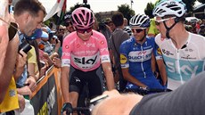 Chris Froome lape v rovém dresu pro lídra prbného poadí na start 20....