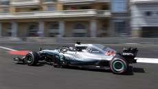 Brit Lewis Hamilton soutí se svým vozem Mercedes v kvalifikaci na Velkou cenu...