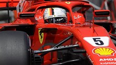 Nmec Sebastian Vettel trní v kokpitu svého vozu Ferrari v kvalifikaci na...
