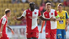 Michael Ngadeu Ngadjui ze Slavie (uprostřed) se raduje z branky v utkání proti... Michael Ngadeu Ngadjui ze Slavie (uprostřed) se raduje z branky v utkání proti...
