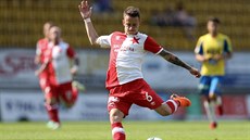 Jan Sýkora ze Slavie se chystá opít do míe v utkání s Teplicemi.