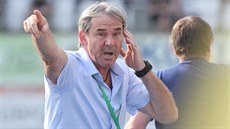 Trenér Karviné Lubomír Vlk předává v utkání s Jihlavou pokyny svým svěřencům. Trenér Karviné Lubomír Vlk předává v utkání s Jihlavou pokyny svým svěřencům.
