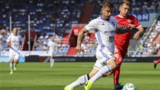Milan Lutonský z Brna (v červeném) se snaží odstavit od míče Martina Fila z... Milan Lutonský z Brna (v červeném) se snaží odstavit od míče Martina Fila z...