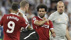 Zranná liverpoolská hvzda Mohamed Salah (druhý zprava) se slzami v oích...