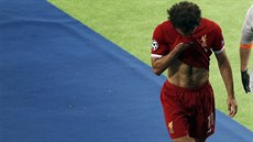 Zraněný Mohamed Salah z Liverpoolu opouští finále Ligy mistrů. Zraněný Mohamed Salah z Liverpoolu opouští finále Ligy mistrů.