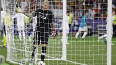 Brankář Liverpoolu Loris Karius zklamaně loví míč ze sítě ve finále Ligy mistrů. Brankář Liverpoolu Loris Karius zklamaně loví míč ze sítě ve finále Ligy mistrů.