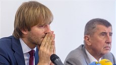Premiér v demisi Andrej Babiš s ministrem zdravotnictví Adamem Vojtěchem na... Premiér v demisi Andrej Babiš s ministrem zdravotnictví Adamem Vojtěchem na...