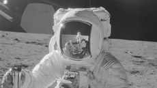 Astronaut Alan Bean drí nádobu na vzorky msíní pdy (19. listopad 1969).