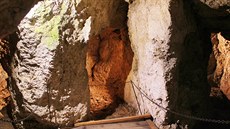 Podzemní vzení vzniklo rozíením krasové jeskyn.