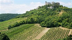 Hezký pohled na monumentální hrad se naskytne z okraje lesíka u sochy svatého... Hezký pohled na monumentální hrad se naskytne z okraje lesíka u sochy svatého...