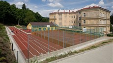 Nové hřiště s umělým povrchem má čtyři dráhy dlouhé šedesát metrů a... Nové hřiště s umělým povrchem má čtyři dráhy dlouhé šedesát metrů a...