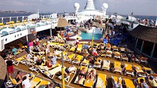 Cestujícími obleený bazén na lodi AIDAaura u pístavu v tureckém Istanbulu.