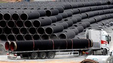 Ocelové potrubí pro stavbu plynovodu Nord Stream 1 uskladnné v nmeckém...