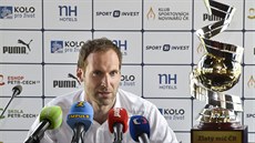 Brankář Petr Čech odpovídá na tiskové konferenci po zisku dvanáctého Zlatého... Brankář Petr Čech odpovídá na tiskové konferenci po zisku dvanáctého Zlatého...