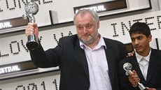 Slovenský režisér Martin Šulík (vlevo) s hercem Jánem Mižigárem a cenou za film... Slovenský režisér Martin Šulík (vlevo) s hercem Jánem Mižigárem a cenou za film...