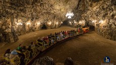 Část Postojnských jeskyní turisté projedou vláčkem. Část Postojnských jeskyní turisté projedou vláčkem.