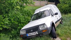 Ukradená dodávka, se kterou neznámý pachatel krátce po nastartování skončil v... Ukradená dodávka, se kterou neznámý pachatel krátce po nastartování skončil v...