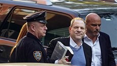 Harvey Weinstein dorazil na manhattanskou sluebnu newyorské policie. (2018)