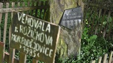 V Bohusoudově, pár metrů od včelínů a ve stínu stromů, je ukryt v ohrádce ze... V Bohusoudově, pár metrů od včelínů a ve stínu stromů, je ukryt v ohrádce ze...