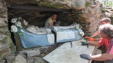 Více než půl tuny vážící plastiku Ježíše Krista pracně dopravili kamenosochaři... Více než půl tuny vážící plastiku Ježíše Krista pracně dopravili kamenosochaři...